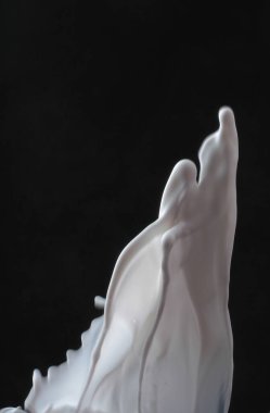 Siyah arkaplanda beyaz heykel