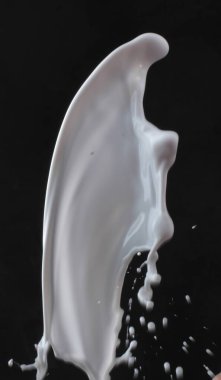 Siyah arkaplan ile beyaz sıçrama