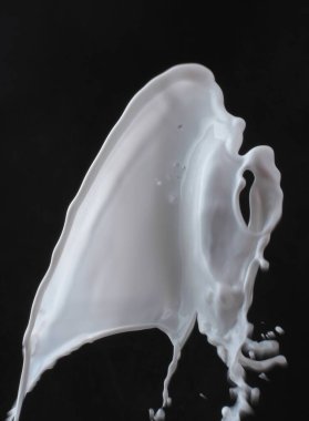 Biraz siyah beyaz sıvı.