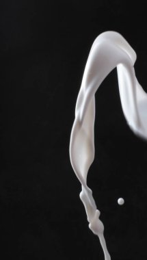 Siyah arka plan üzerine beyaz sıvı su sıçramalarına