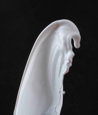 siyah bir arka plan üzerinde beyaz krema