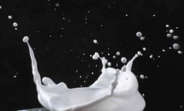 siyah arka plan üzerine sıçramasına süt