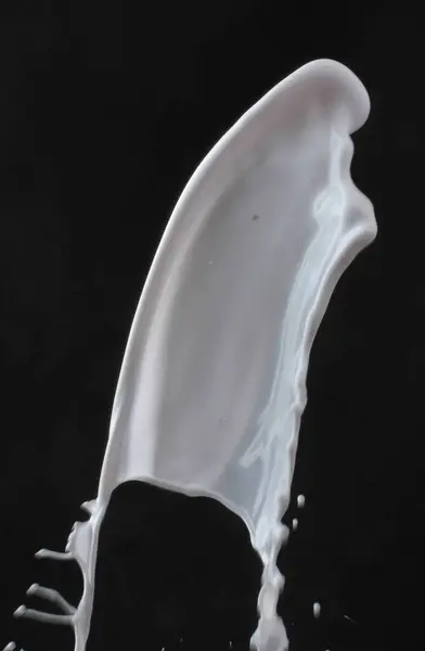 Брызги Белого Молока Чёрном Фоне — стоковое фото