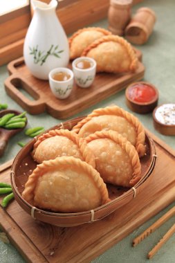 Jalangkote, Endonezya mutfağından pirinç vermicelli, sebze, patates ve yumurtayla doldurulmuş bir Güney Sulawesi mantı tostudur. Baharatlı, tatlı ve ekşi sos yenmeden önce içine batırılacak.. 