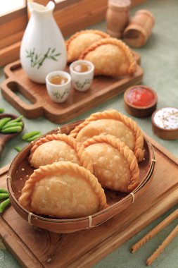 Jalangkote, Endonezya mutfağından pirinç vermicelli, sebze, patates ve yumurtayla doldurulmuş bir Güney Sulawesi mantı tostudur. Baharatlı, tatlı ve ekşi sos yenmeden önce içine batırılacak.. 