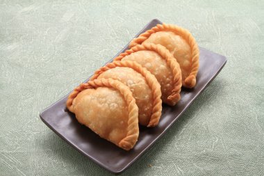 Jalangkote, Endonezya mutfağından pirinç vermicelli, sebze, patates ve yumurtayla doldurulmuş bir Güney Sulawesi mantı tostudur. Baharatlı, tatlı ve ekşi sos yenmeden önce içine batırılacak.. 