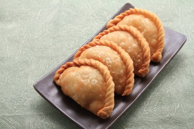 Jalangkote, Endonezya mutfağından pirinç vermicelli, sebze, patates ve yumurtayla doldurulmuş bir Güney Sulawesi mantı tostudur. Baharatlı, tatlı ve ekşi sos yenmeden önce içine batırılacak.. 