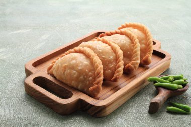 Jalangkote, Endonezya mutfağından pirinç vermicelli, sebze, patates ve yumurtayla doldurulmuş bir Güney Sulawesi mantı tostudur. Baharatlı, tatlı ve ekşi sos yenmeden önce içine batırılacak.. 