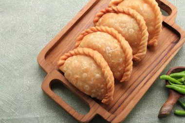 Jalangkote, Endonezya mutfağından pirinç vermicelli, sebze, patates ve yumurtayla doldurulmuş bir Güney Sulawesi mantı tostudur. Baharatlı, tatlı ve ekşi sos yenmeden önce içine batırılacak.. 
