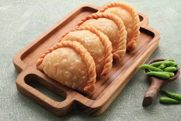 Jalangkote, Endonezya mutfağından pirinç vermicelli, sebze, patates ve yumurtayla doldurulmuş bir Güney Sulawesi mantı tostudur. Baharatlı, tatlı ve ekşi sos yenmeden önce içine batırılacak.. 