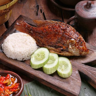pirinç ve sebze kızarmış balık