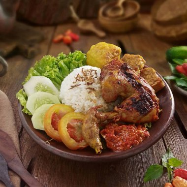 Endonezya geleneksel yemeği, tavuk, pirinç, tavuk, tavuk, tavuk, sebze ve sos, ahşap arka planda