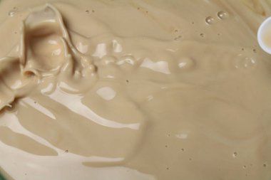 Süt Havuzuna Süt Sıçratma