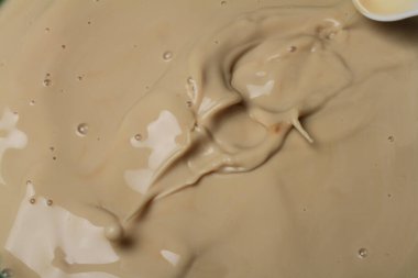 Süt Havuzuna Süt Sıçratma