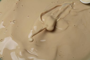 Süt Havuzuna Süt Sıçratma