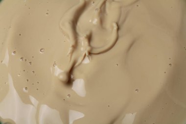 Süt Havuzuna Süt Sıçratma