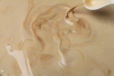 Süt Havuzuna Süt Sıçratma