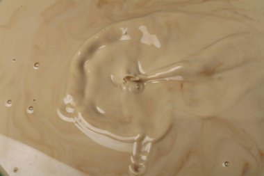 Süt Havuzuna Süt Sıçratma