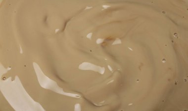 Süt Havuzuna Süt Sıçratma