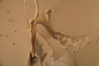 Süt Havuzuna Süt Sıçratma