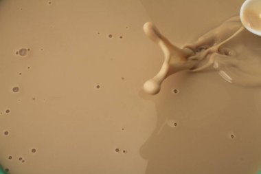 Süt Havuzuna Süt Sıçratma