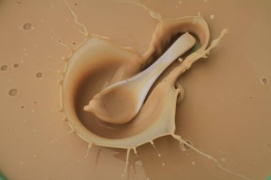  Süt Havuzuna Süt Sıçratma