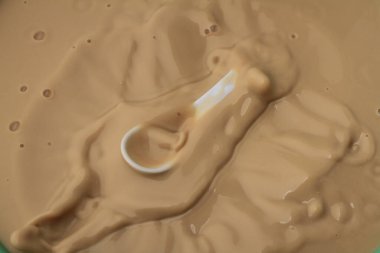  Süt Havuzuna Süt Sıçratma