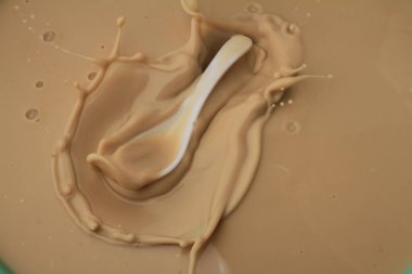  Süt Havuzuna Süt Sıçratma