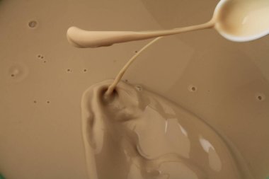  Süt Havuzuna Süt Sıçratma