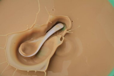  Süt Havuzuna Süt Sıçratma