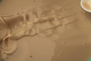  Süt Havuzuna Süt Sıçratma