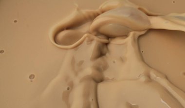  Süt Havuzuna Süt Sıçratma