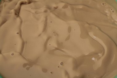  Süt Havuzuna Süt Sıçratma