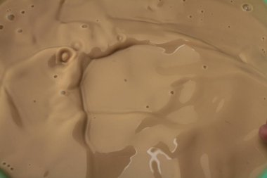  Süt Havuzuna Süt Sıçratma