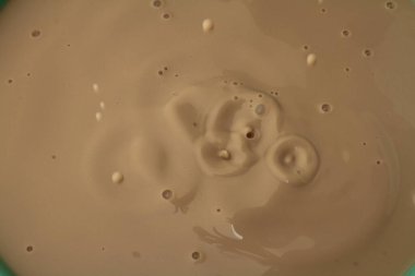  Süt Havuzuna Süt Sıçratma