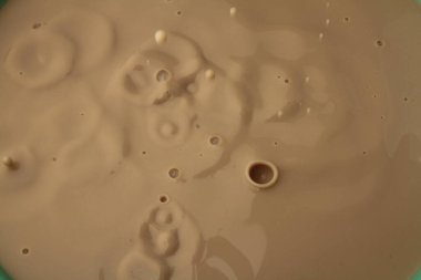  Süt Havuzuna Süt Sıçratma