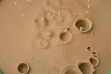  Süt Havuzuna Süt Sıçratma