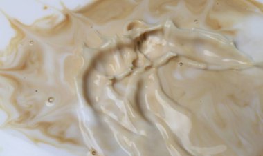  Süt Havuzuna Süt Sıçratma