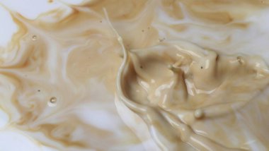  Süt Havuzunda Çikolatalı Süt Damlası