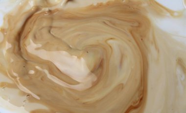  Süt Havuzunda Çikolatalı Süt Damlası