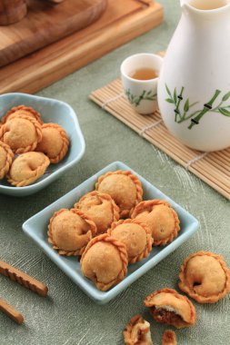 Pastaya benzeyen, küçük boyutta ve içinde lezzetli et parçaları bulunan gevrek ve çıtır çıtır bir atıştırmalık.