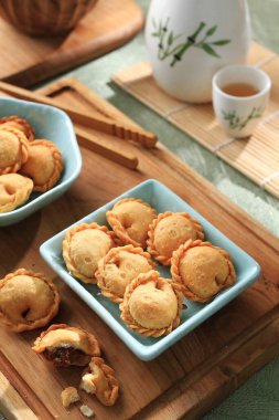 Pastaya benzeyen, küçük boyutta ve içinde lezzetli et parçaları bulunan gevrek ve çıtır çıtır bir atıştırmalık.