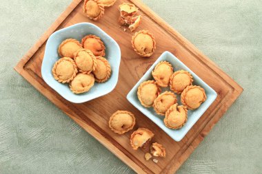 Pastaya benzeyen, küçük boyutta ve içinde lezzetli et parçaları bulunan gevrek ve çıtır çıtır bir atıştırmalık.