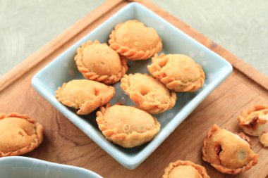 Pastaya benzeyen, küçük boyutta ve içinde lezzetli et parçaları bulunan gevrek ve çıtır çıtır bir atıştırmalık.