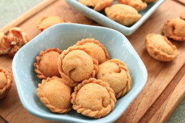 Pastaya benzeyen, küçük boyutta ve içinde lezzetli et parçaları bulunan gevrek ve çıtır çıtır bir atıştırmalık.