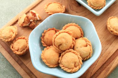 Pastaya benzeyen, küçük boyutta ve içinde lezzetli et parçaları bulunan gevrek ve çıtır çıtır bir atıştırmalık.