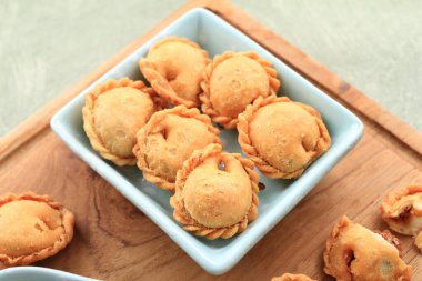 Pastaya benzeyen, küçük boyutta ve içinde lezzetli et parçaları bulunan gevrek ve çıtır çıtır bir atıştırmalık.