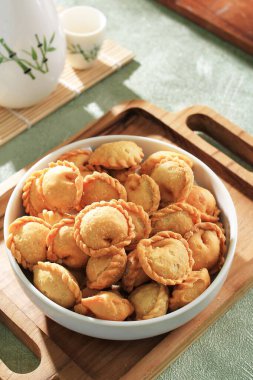 Pastaya benzeyen, küçük boyutta ve içinde lezzetli et parçaları bulunan gevrek ve çıtır çıtır bir atıştırmalık.