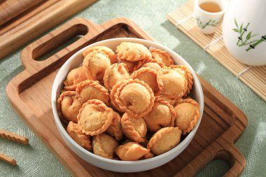 Pastaya benzeyen, küçük boyutta ve içinde lezzetli et parçaları bulunan gevrek ve çıtır çıtır bir atıştırmalık.