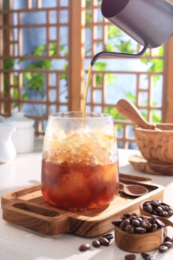 Kahve çekirdeği ve bir bardak çay.